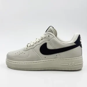 Tênis Nike Air Force - Bege/Preto, 36
